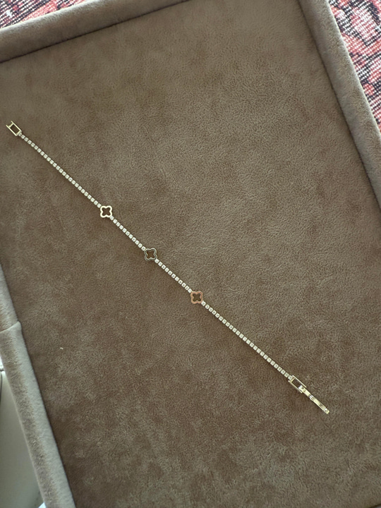 Yonca Model, Taşlı Gold Bileklik