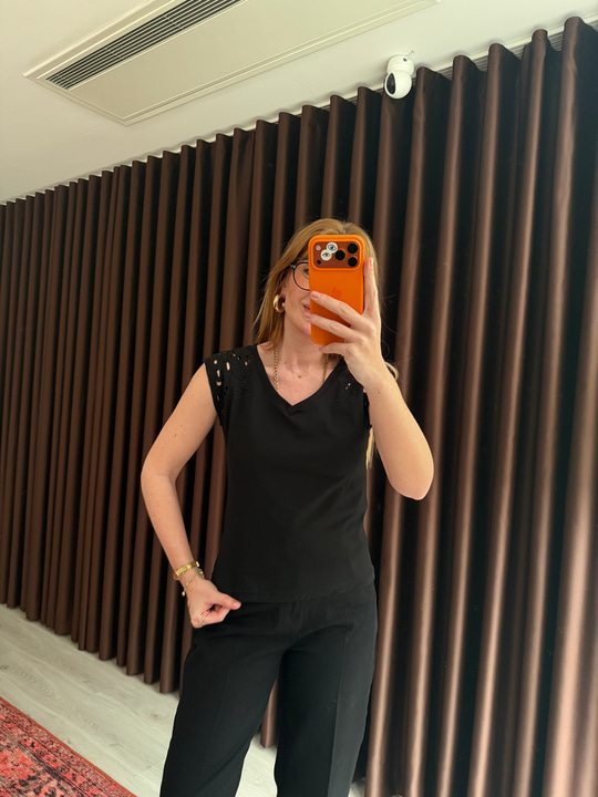 Fisto Detaylı , V Yaka , Siyah T-shirt