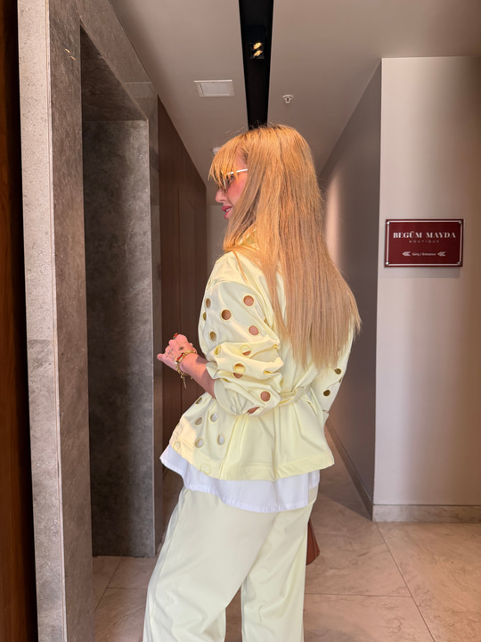 Orijinal Model , Kuş Gözü Detaylı , Kemerli , Sarı Poplin Takım