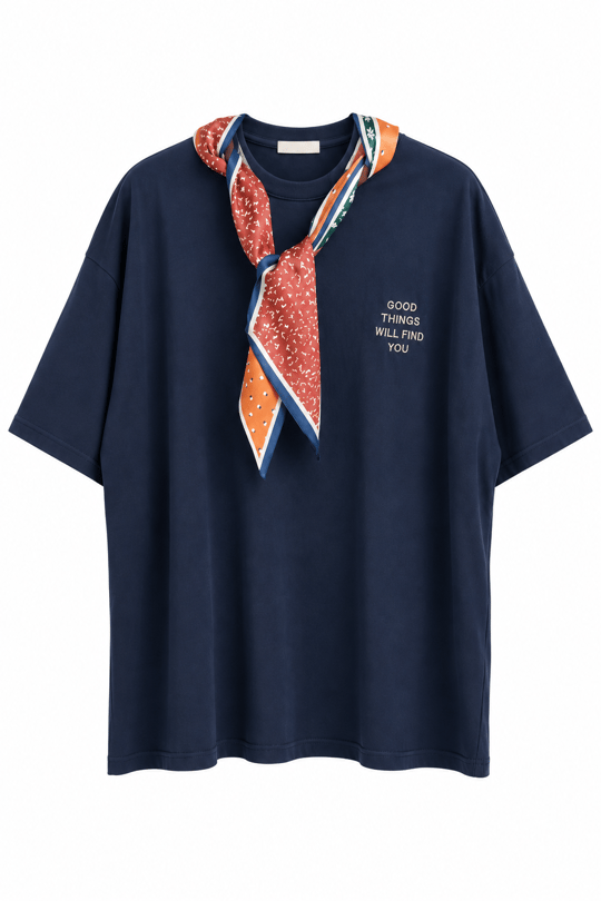 Şal Desen Fularlı , Lacivert T-shirt