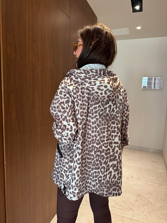 Leopar Desenli Yağmurluk