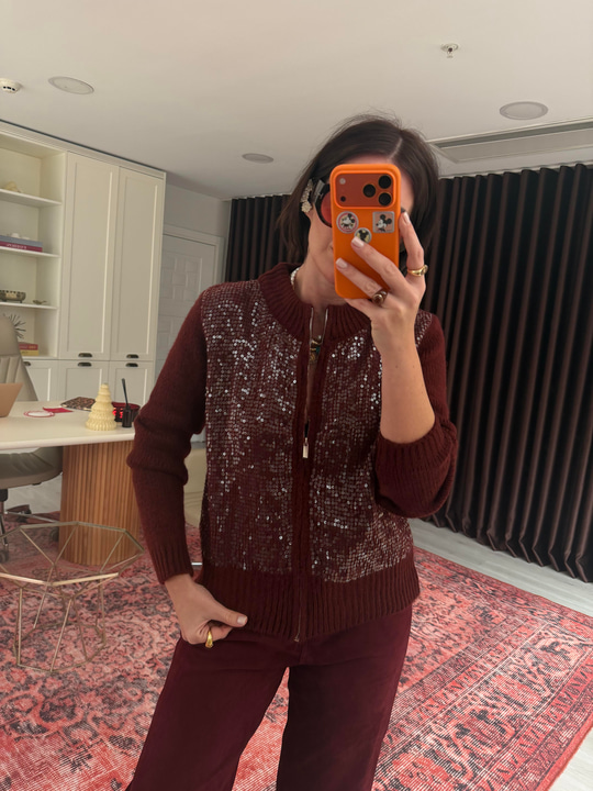 Önü Pul İşlemeli, Fermuarlı Bordo Triko