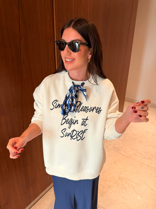 Mavi Fularlı , Yumuşacık , Ekru Sweatshirt