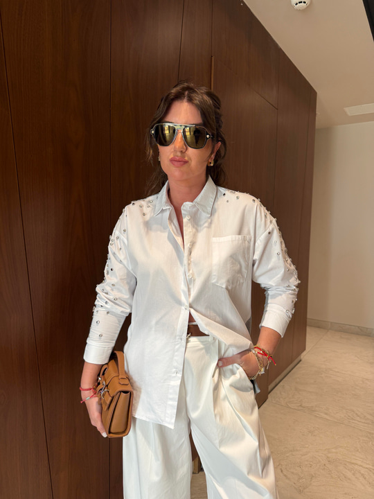 Orijinal Model Omzu Taş İşlemeli, Arkası Gri Mix Beyaz Gömlek