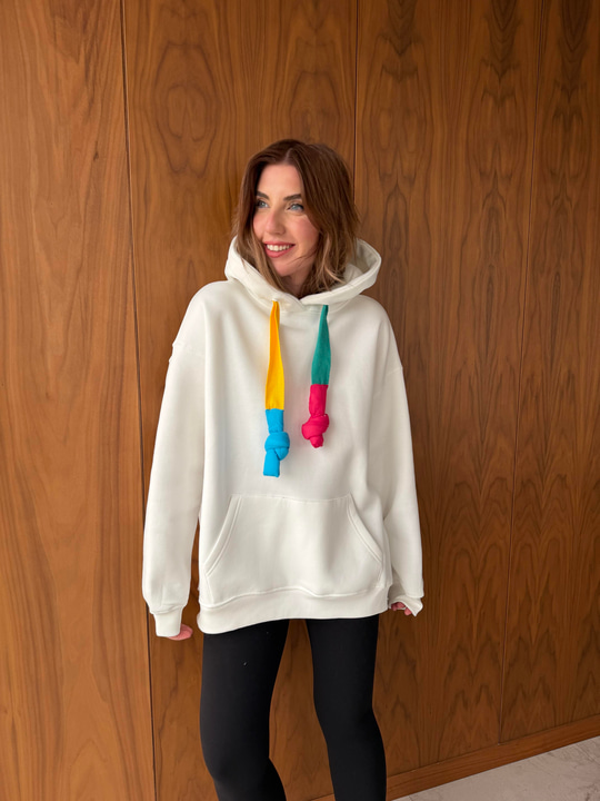 Renkli Bağcıklı , Beyaz Sweatshirt