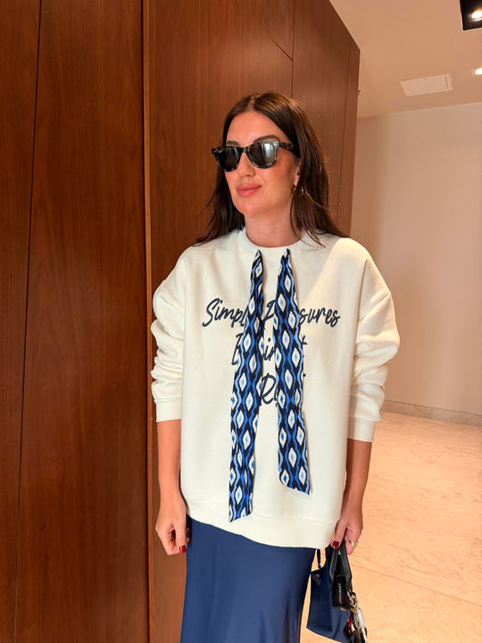 Mavi Fularlı , Yumuşacık , Ekru Sweatshirt