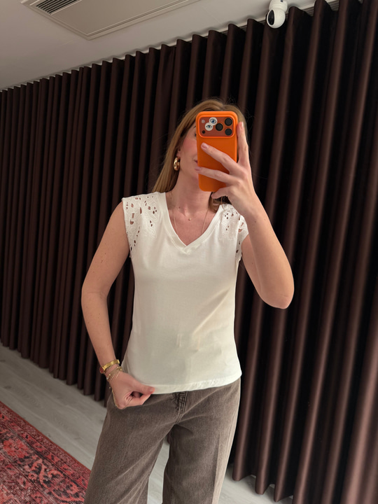 Fisto Detaylı , V Yaka , Beyaz T-shirt