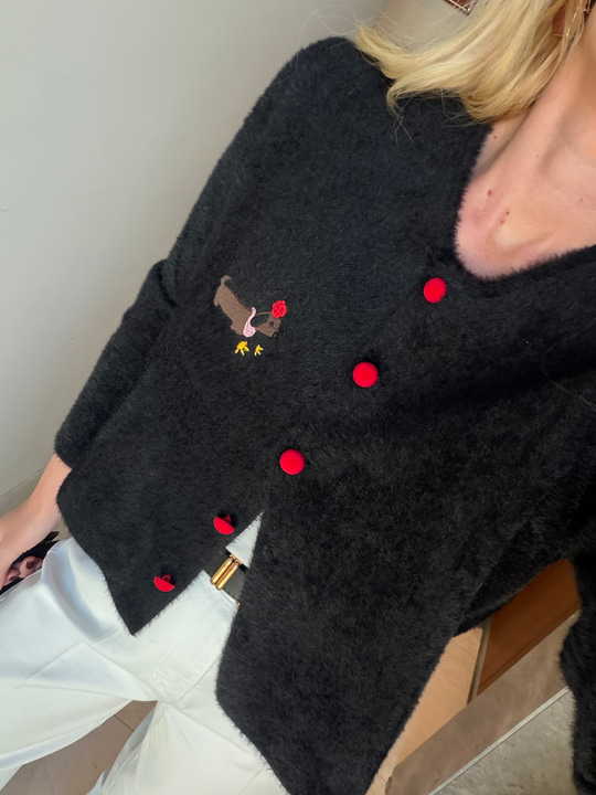 Kırmızı Süet Düğmeli , Köpek Nakışlı , Premium , Siyah Angora Hırka