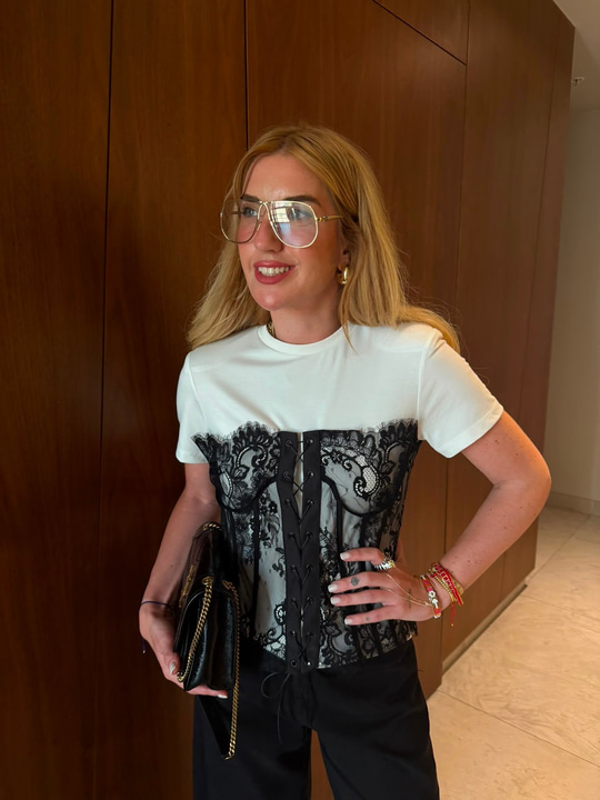 Orijinal Model , Siyah Büstiyer Detaylı , Vatkalı Beyaz Bluz