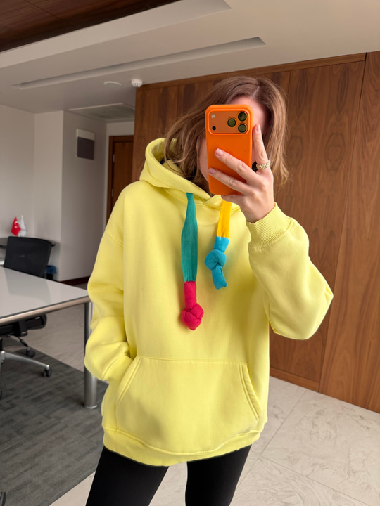 Renkli Bağcıklı , Sarı Sweatshirt