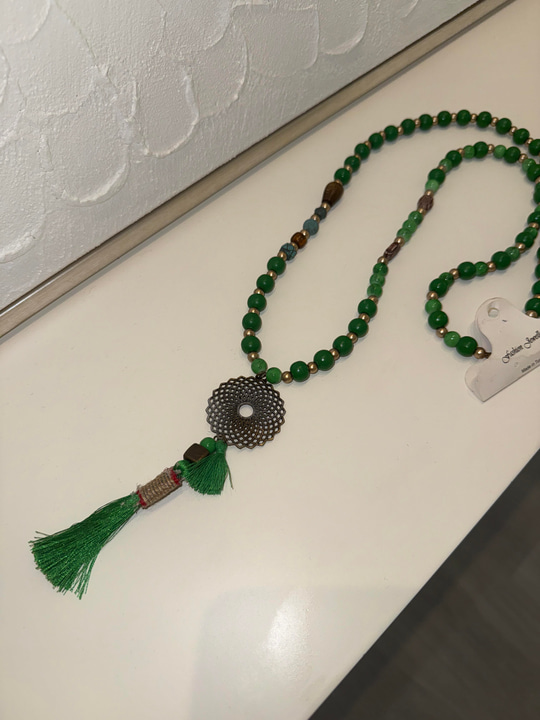 Metal Aksesuarlı , Zümrüt Yeşili , Boncuklu Kolye