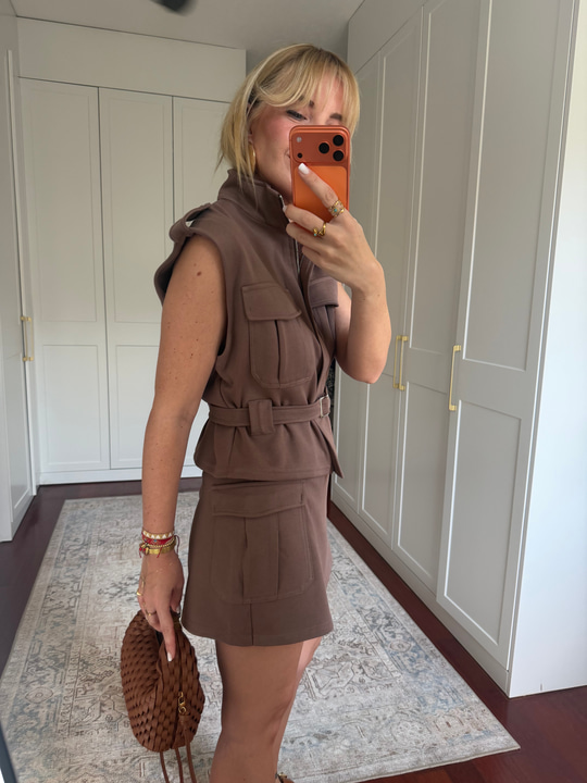 Orijinal Model , Kuşaklı Yelek & Şort Etek Kahverengi Takım