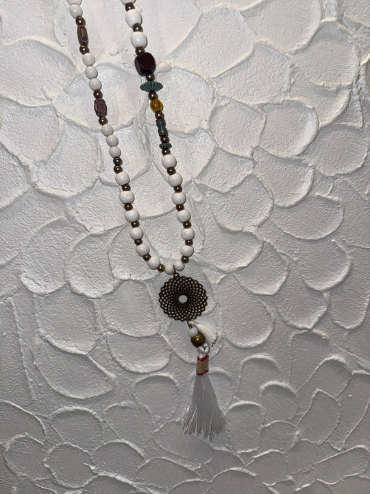 Metal Aksesuarlı , Beyaz , Boncuklu Kolye