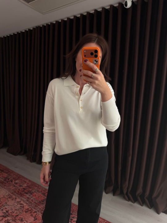 İpek Dokuda , Ekru , Polo Yaka , Gold Düğmeli Triko