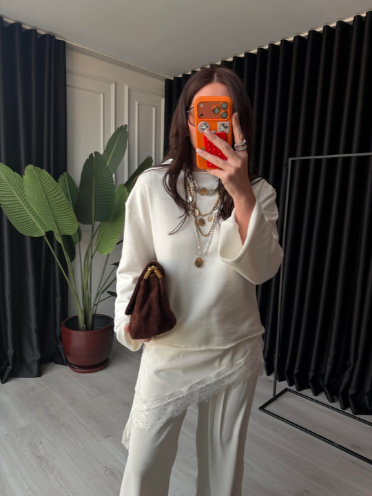 Orijinal Model , Saten Dantel Detaylı , Ekru Sweatshirt