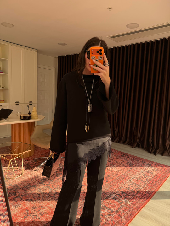 Orijinal Model , Saten Dantel Detaylı , Siyah Sweatshirt