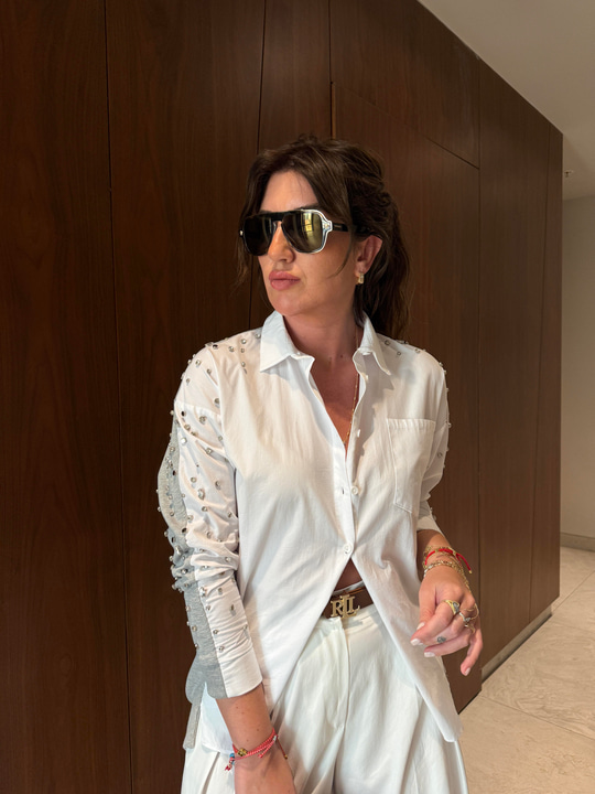 Orijinal Model Omzu Taş İşlemeli, Arkası Gri Mix Beyaz Gömlek