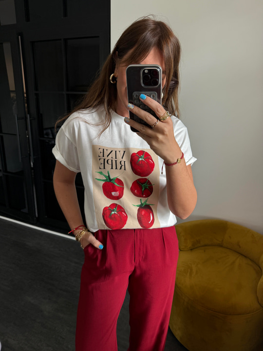 Kırmızı Desenli , Beyaz T-shirt