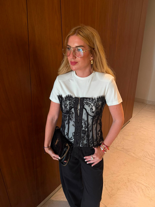 Orijinal Model , Siyah Büstiyer Detaylı , Vatkalı Beyaz Bluz