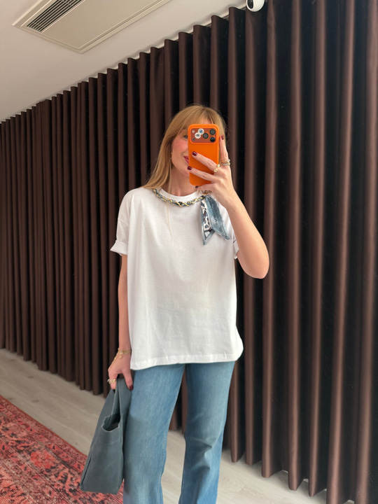Çıkabilen Zincir Fularlı , Beyaz , T-shirt