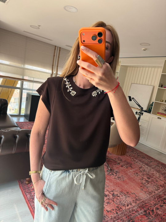 Orijinal Marka , Yakası Taşlı , Vatkalı Acıkahve Modal T-shirt