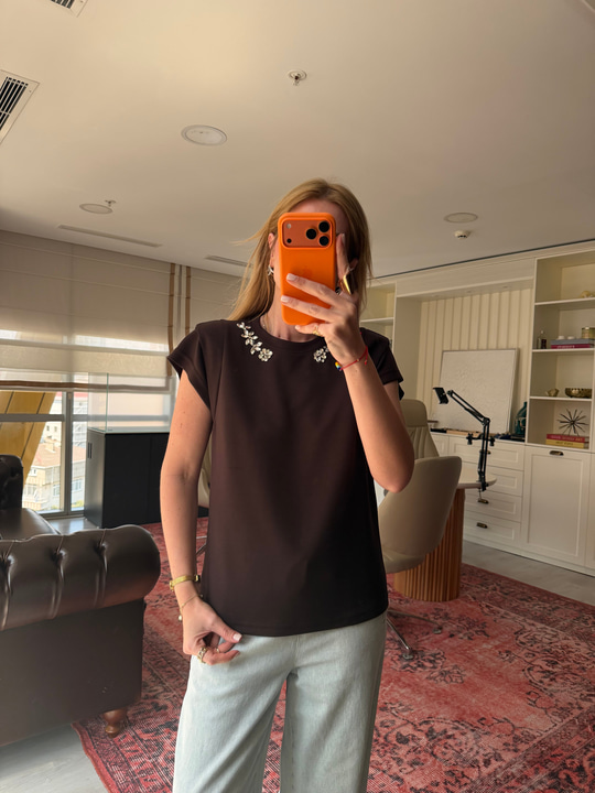 Orijinal Marka , Yakası Taşlı , Vatkalı Acıkahve Modal T-shirt