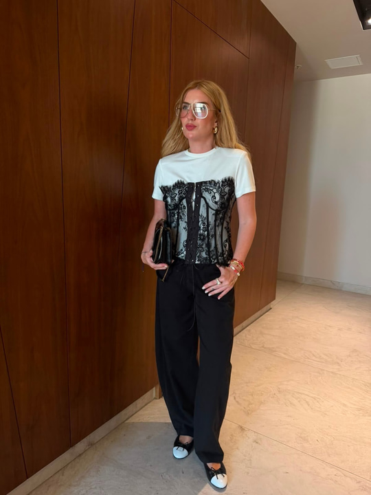 Orijinal Model , Siyah Büstiyer Detaylı , Vatkalı Beyaz Bluz