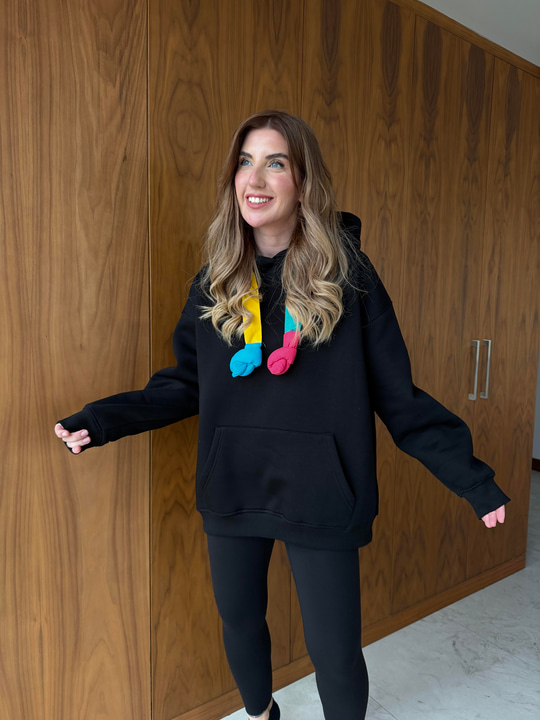 Renkli Bağcıklı , Siyah Sweatshirt