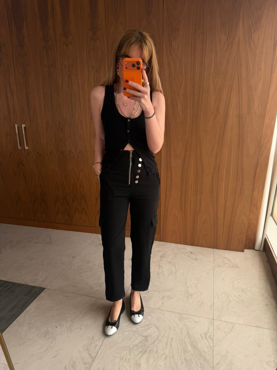 Orijinal Model Önden Düğme detaylı, Paçası Fermuarlı Tasarım Saten Pantalon