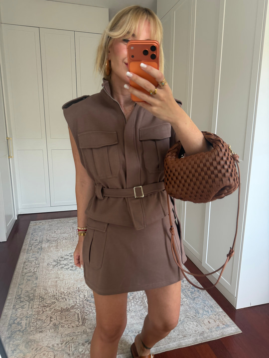 Orijinal Model , Kuşaklı Yelek & Şort Etek Kahverengi Takım