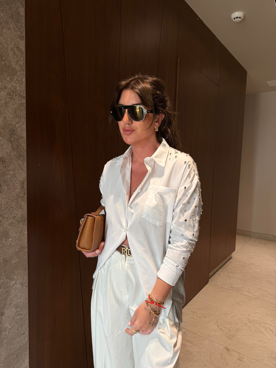 Orijinal Model Omzu Taş İşlemeli, Arkası Gri Mix Beyaz Gömlek