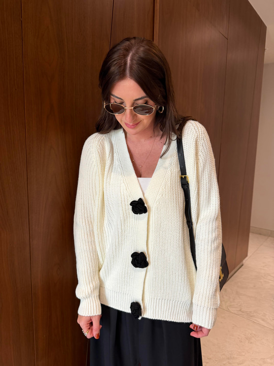 Gül Motif Düğmeli , Ekru Triko Hırka