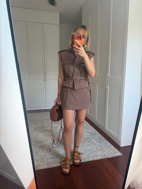Orijinal Model , Kuşaklı Yelek & Şort Etek Kahverengi Takım