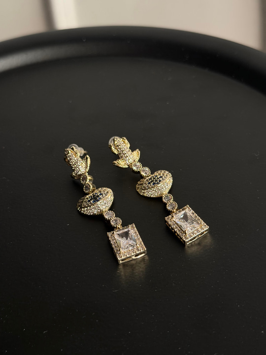 Full Zirkon Taşlı , Kalp & Göz Detaylı , Gold  Küpe