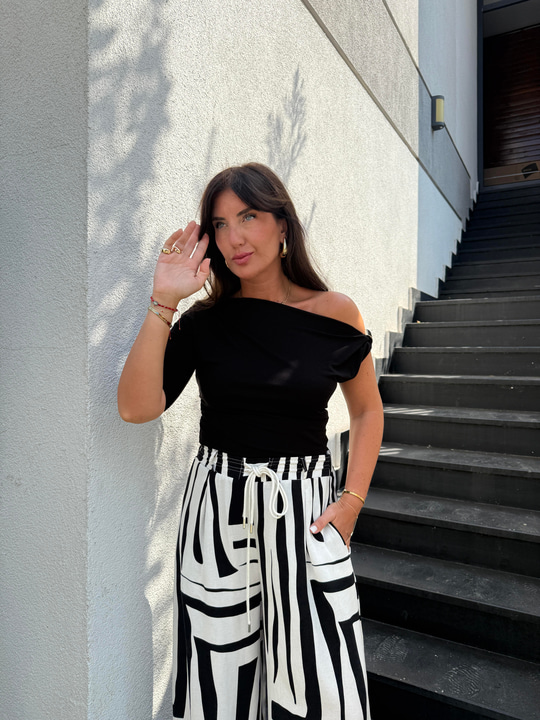 Omzu Gold Aksesuarlı , Siyah Modal Bluz