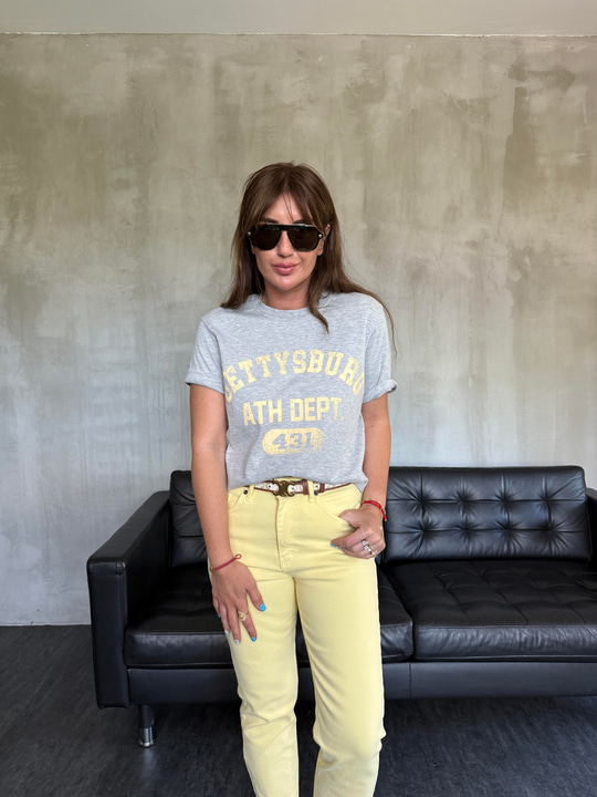 Sarı Yazılı , Gri T-shirt