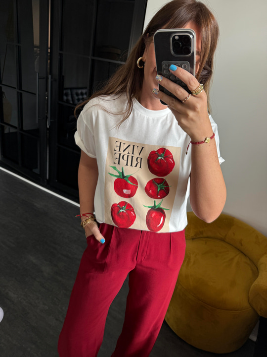 Kırmızı Desenli , Beyaz T-shirt