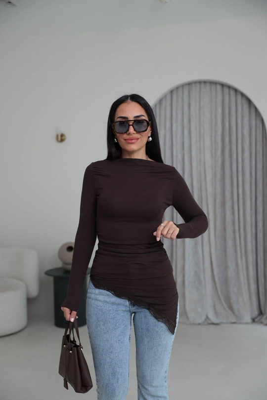 7505 Asimetrik Kesim Dantel ve Drape Detaylı Kayık Yaka Bluz ACI KAHVE