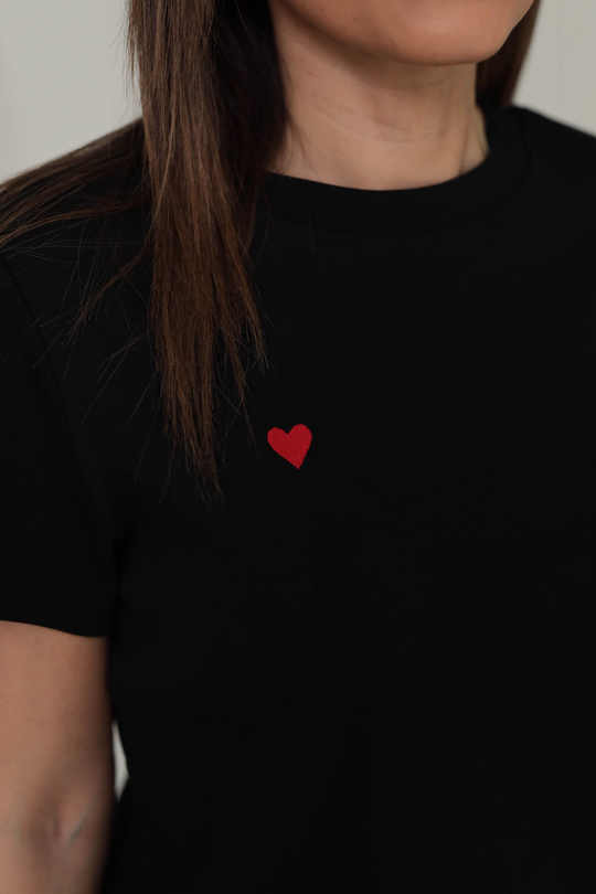 0584 Bisiklet Yaka Kalp Nakış Tshirt SİYAH