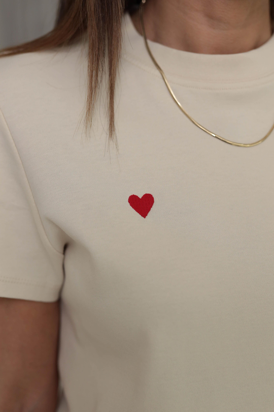 0584 Bisiklet Yaka Kalp Nakış Tshirt BEJ