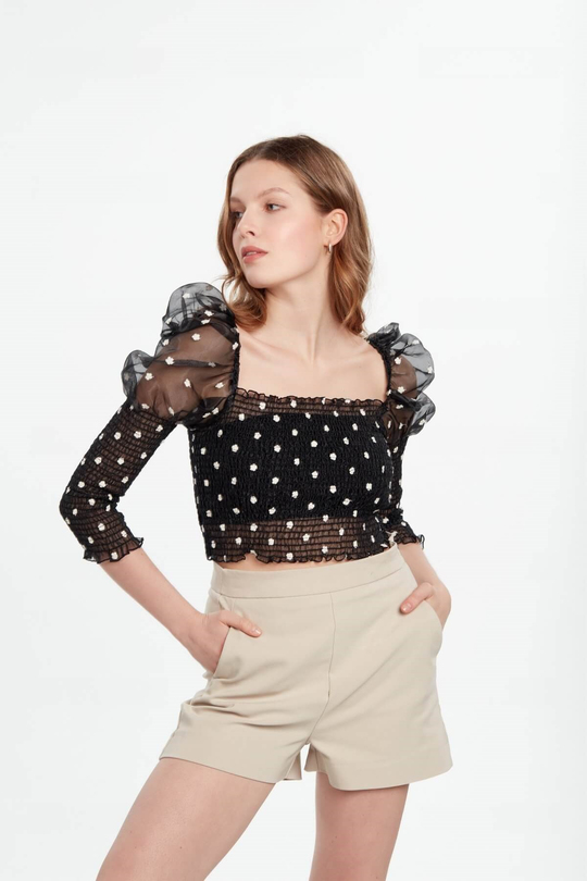 Balon kol siyah ekru puantiyeli tül crop bluz ve straplez body kombin