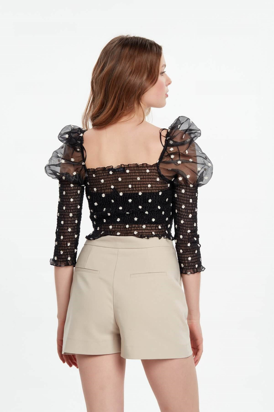 Balon kol siyah ekru puantiyeli tül crop bluz ve straplez body kombin