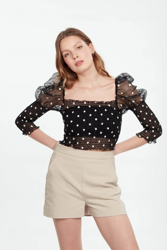 Balon kol siyah ekru puantiyeli tül crop bluz ve straplez body kombin