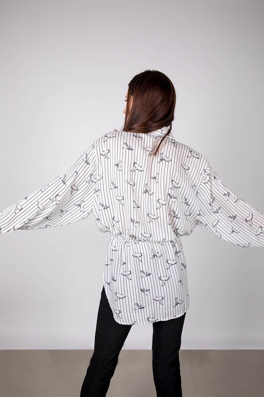 Beyaz kuş desenli beli büzgü detaylı uzun gömlek