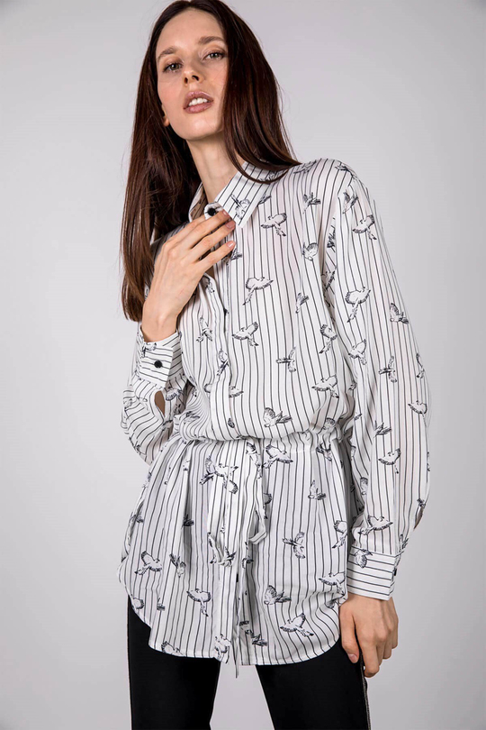 Beyaz kuş desenli beli büzgü detaylı uzun gömlek