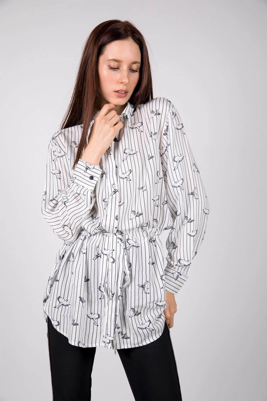 Beyaz kuş desenli beli büzgü detaylı uzun gömlek