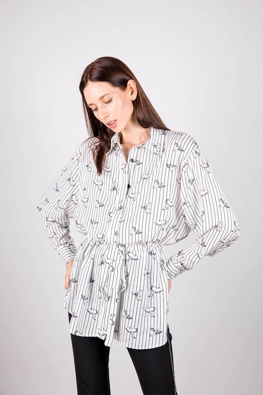 Beyaz kuş desenli beli büzgü detaylı uzun gömlek