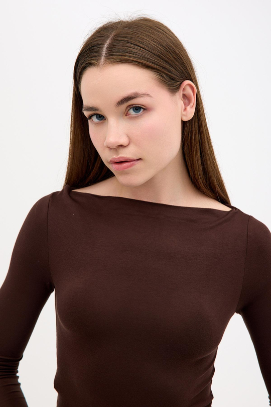 Degaje Kayık Yaka Yanı Büzgülü Pamuklu Kahverengi Bluz