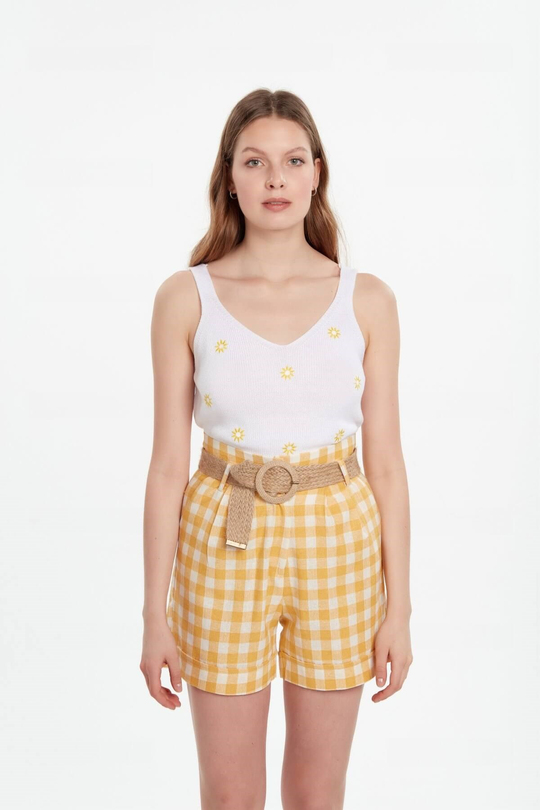 Ekose hasır kemerli keten şort sarı