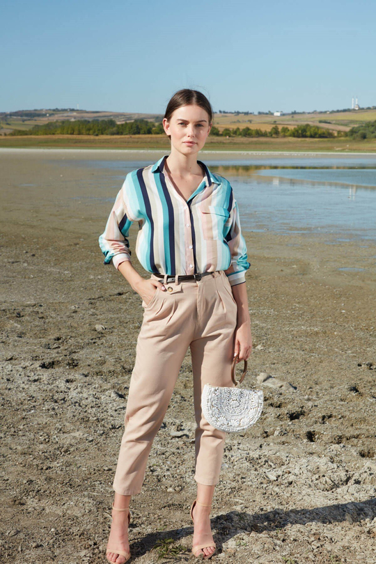 Mavi ekru pembe çizgili cep detaylı gömlek